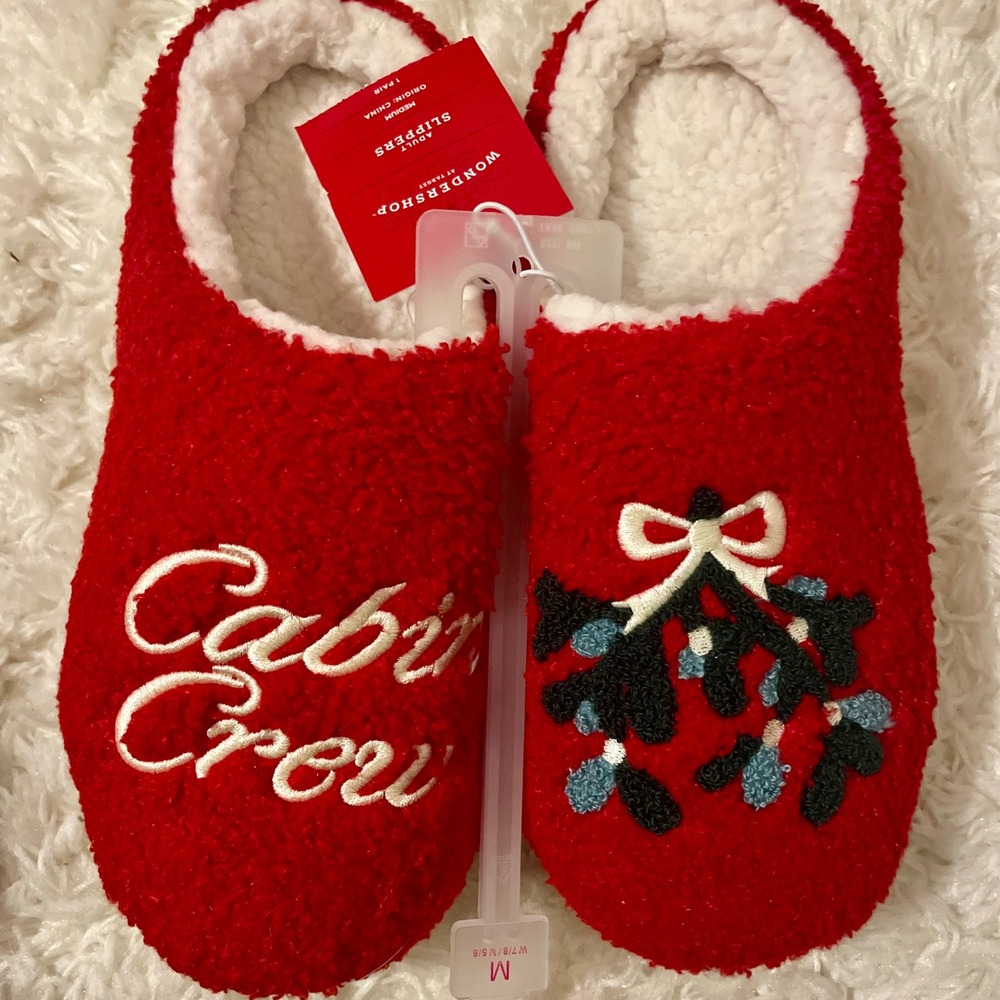 WonderShop Red Cabin Crew Mistletoe Embroidered Slippers Women's Medium W7 8